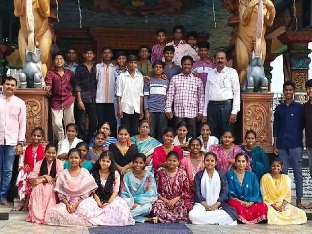 ఆలయంలో టెన్త్ హాల్ టికెట్లకు పూజలు