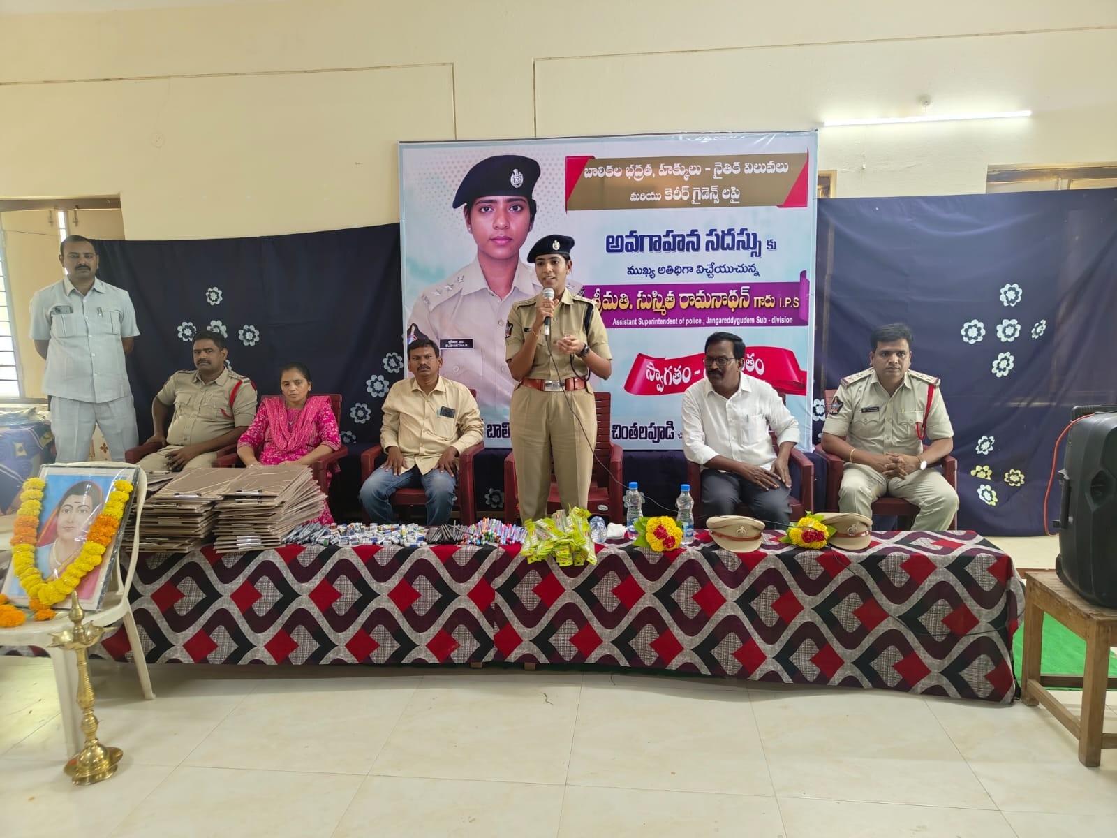 ‘సోషల్ మీడియా మనకు దూరంగా ఉండాలి’