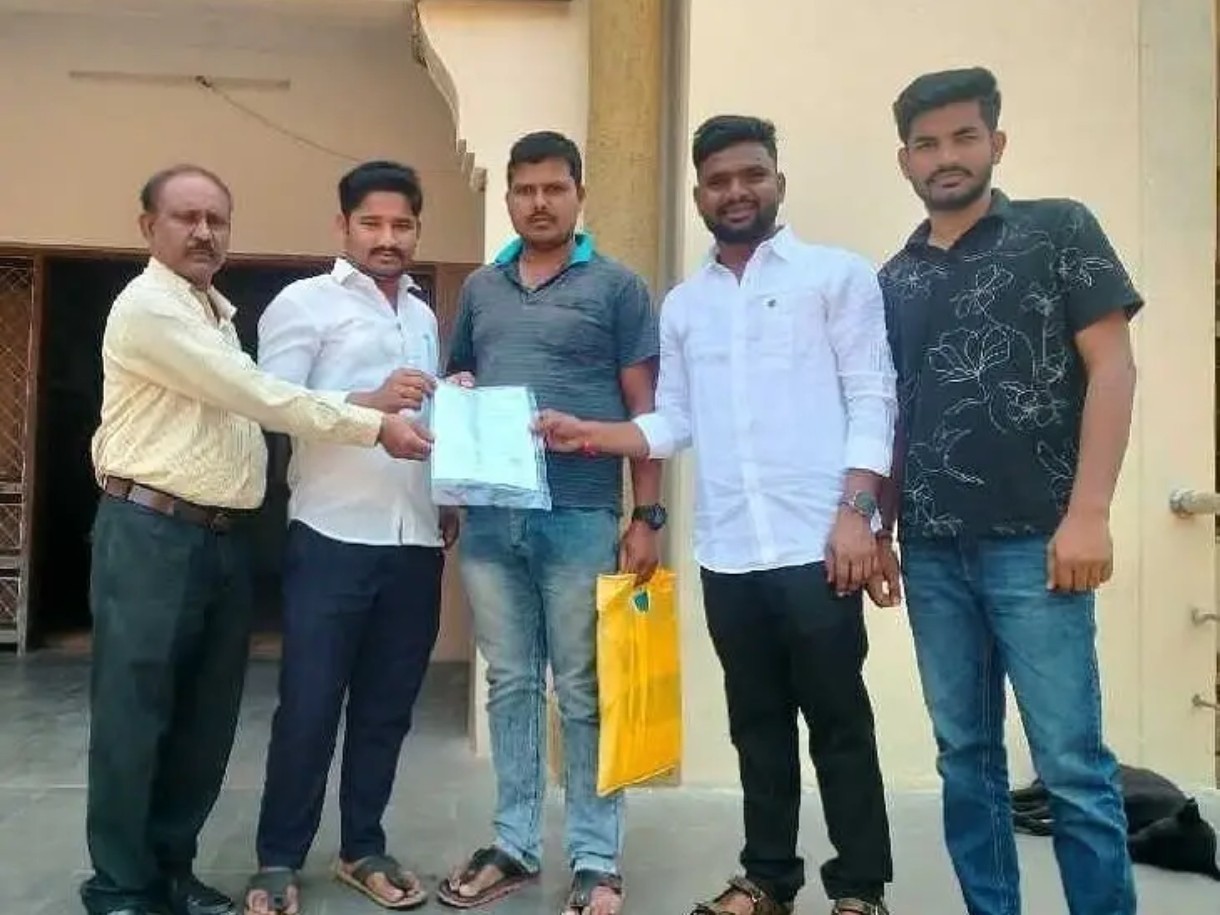 రూ.2 లక్షల LOC చెక్కు అందజేత