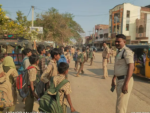 విద్యార్థుల భద్రతకు పోలీసుల ప్రత్యేక గస్తీ..!