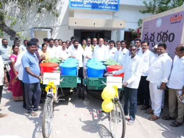 ట్రై సైకిళ్లు పంపిణీ చేసిన గిరిధర్ రెడ్డి