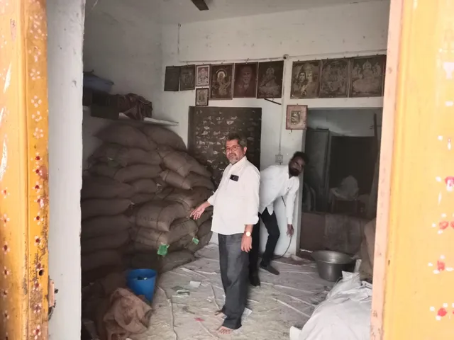 రేషన్ షాప్‌ను తనిఖీ చేసిన తహసీల్దార్