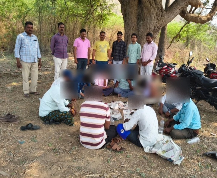 పేకాట శిబిరంపై పోలీసుల దాడి.. పది మంది అరెస్ట్