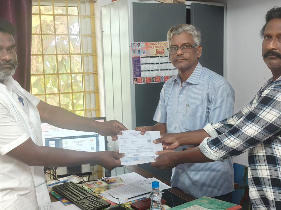 ఇంటి పన్ను‌ను కట్టించుకుంటున్న డిప్యూటీ ఎంపీడీవో