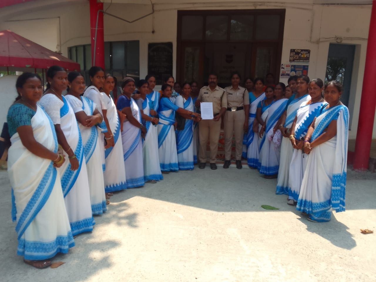 తప్పుడు కథనాలపై అధికారులకు ఫిర్యాదు చేసిన ఆశా వర్కర్లు