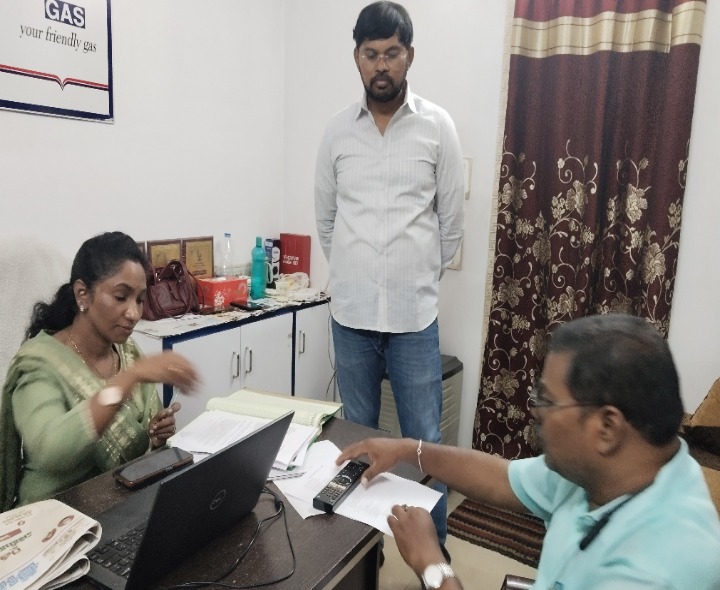 గ్యాస్ ఏజెన్సీలో ఎమ్మార్వో తనిఖీలు