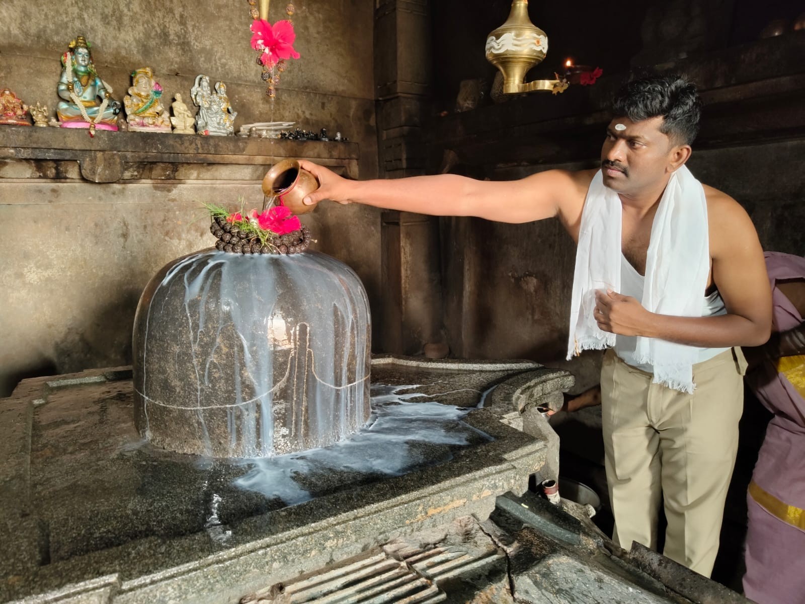 గణపేశ్వరాలయంలో ప్రత్యేక పూజలు చేసిన ఎస్సై