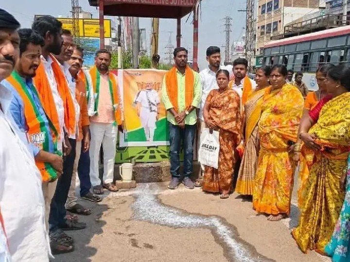 మోది చిత్రపటానికి పాలాభిషేకం