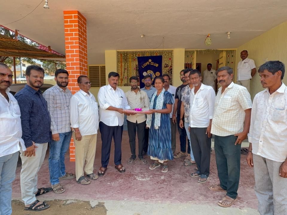 ఆడబిడ్డ పెళ్లికి పుస్తే, మట్టెలు అందజేత