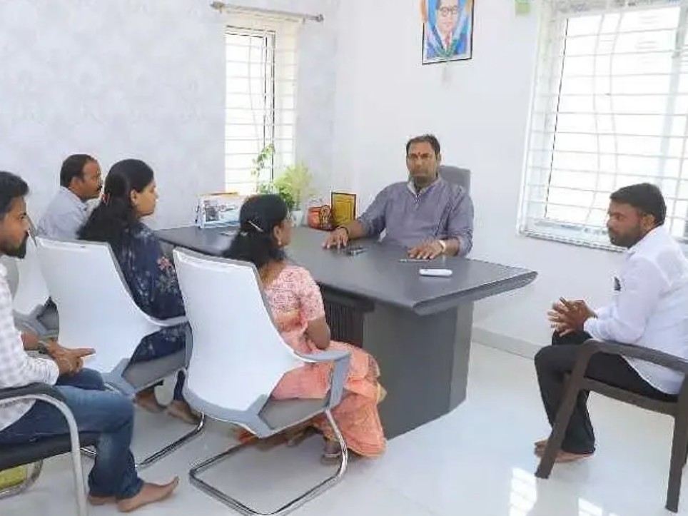 రోడ్డు బాధితులకు అండగా ఉంటాం: ఎమ్మెల్యే