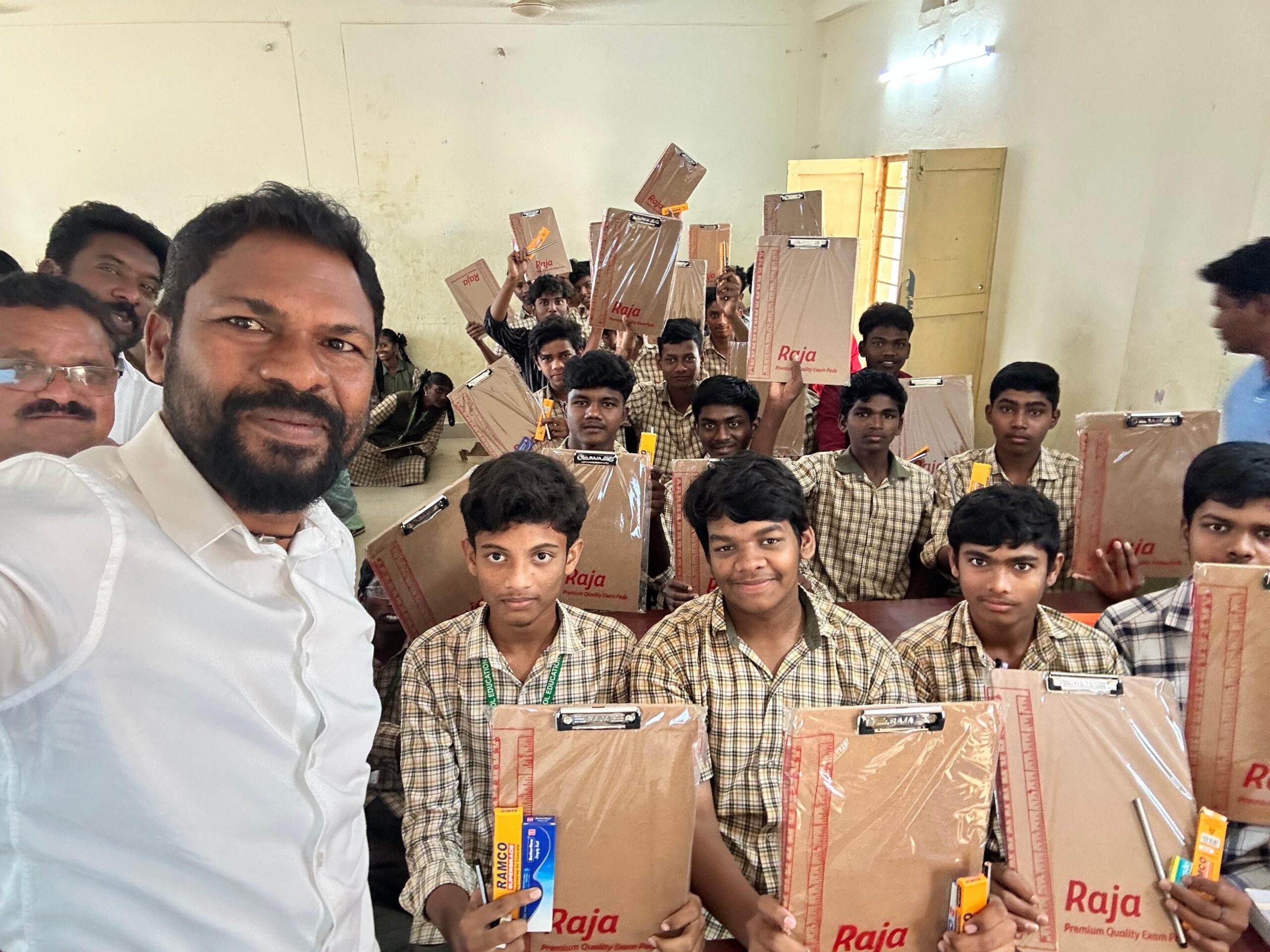 విద్యా సామాగ్రి పంపిణీ చేసిన మాజీ ఎమ్మెల్యే