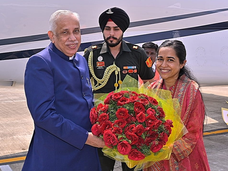 విమానాశ్రయానికి చేరుకున్న రాష్ట్ర గవర్నర్