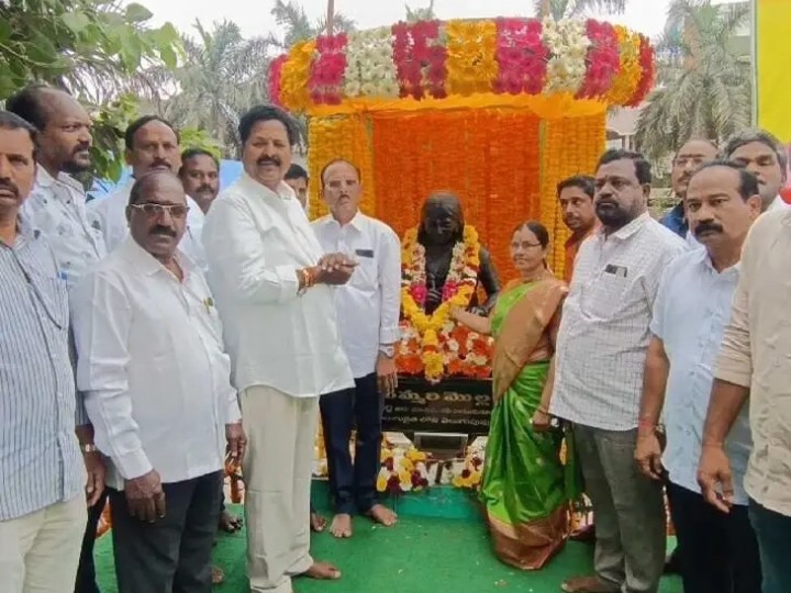 మొల్లమాంబ సేవలు ఆదర్శనీయం: మాజీ మంత్రి