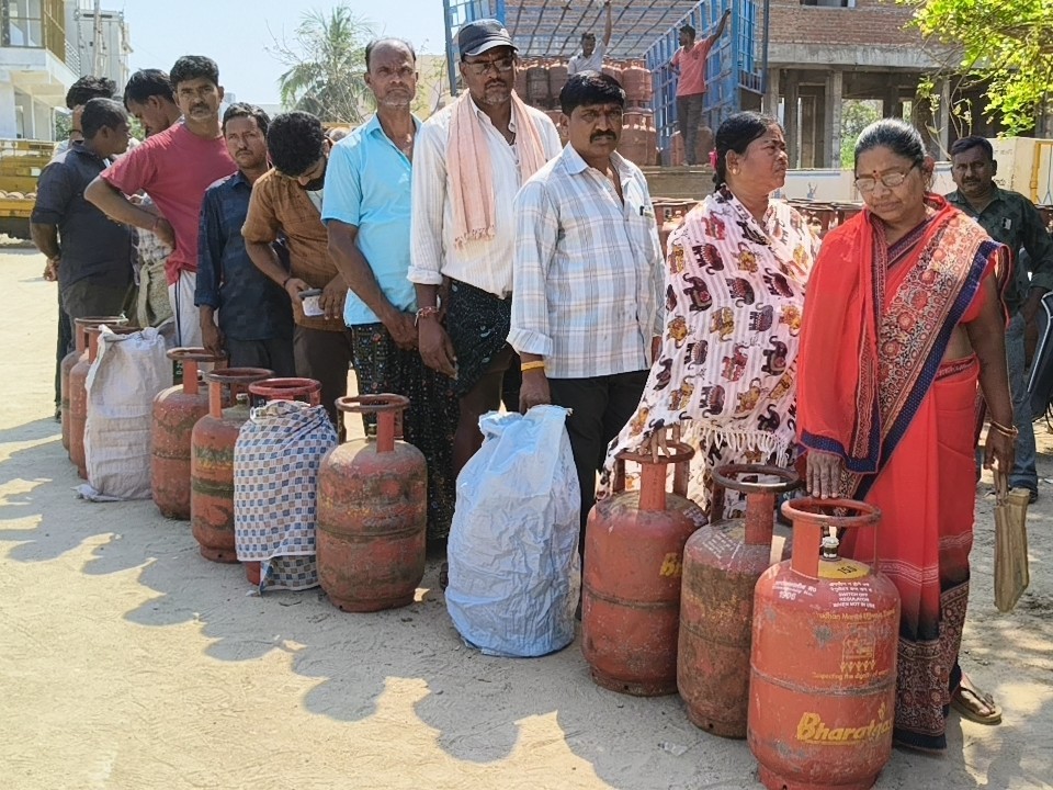గ్యాస్ సిలిండర్ల కోసం క్యూ లైన్‌లో నిలబడ్డ ప్రజలు