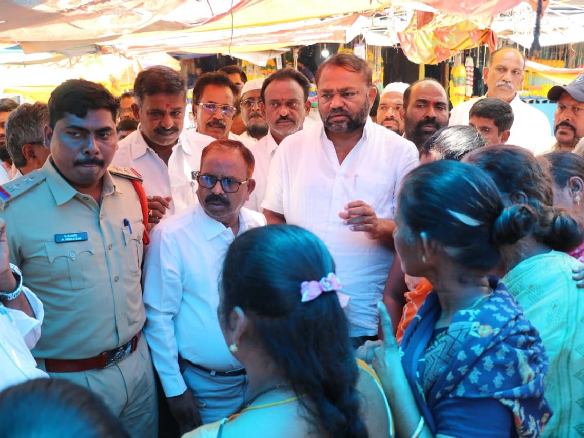 ‘ప్రభుత్వ నిర్ణీత రేట్లకే గేట్ వసూలు చేయాలి’