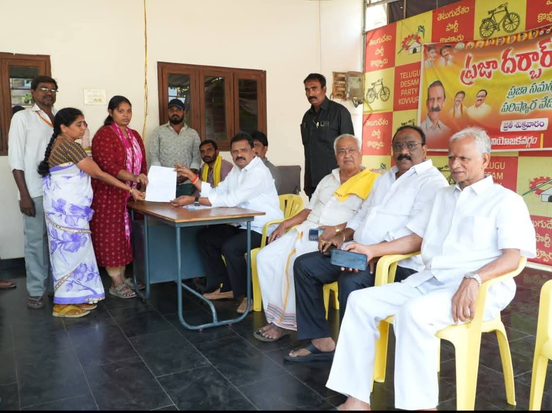 ప్రజలు నుంచి వినతులు స్వీకరించిన ఎమ్మెల్యే ముప్పిడి