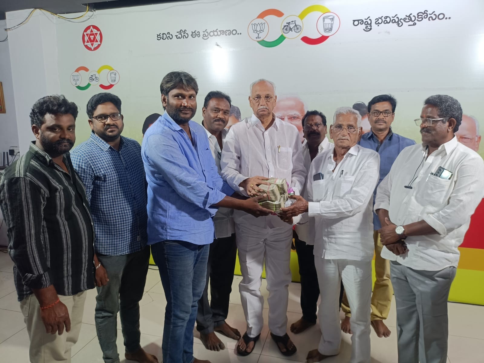 దాతల సహకారం అభినందనీయం: ఎమ్మెల్యే