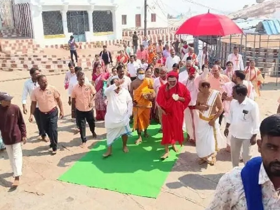 వేంకటేశ్వర స్వామిని దర్శించిన దత్త పీఠ స్వామీజీ