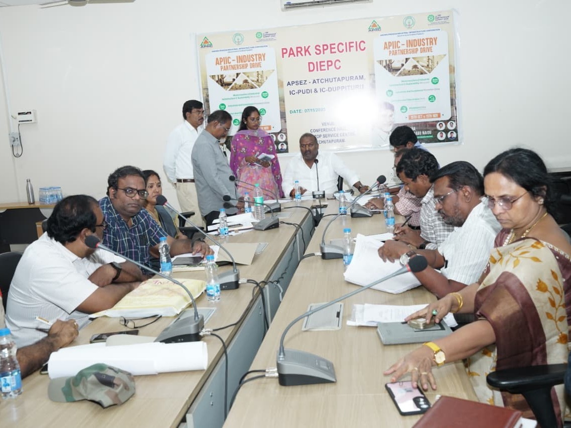 అభివృద్ధి పనులపై ఎమ్మెల్యే సమీక్ష