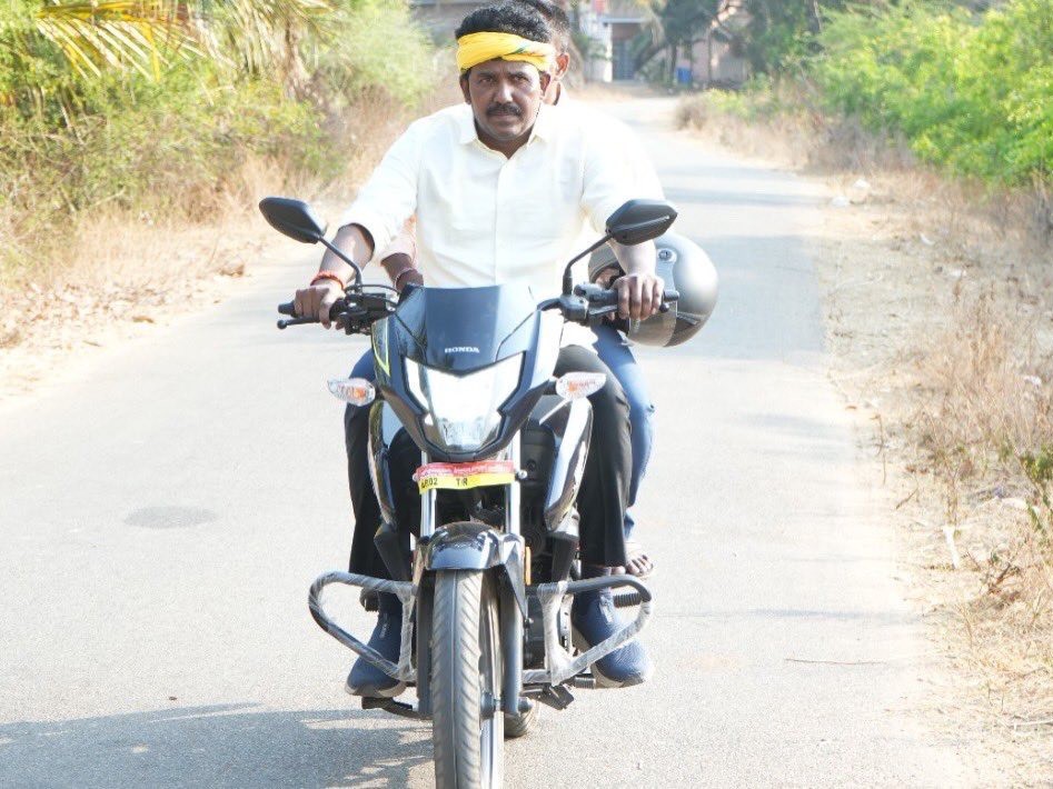 బైక్‌పై తిరుగుతూ సమస్యలు పరిష్కరిస్తున్న ఎమ్మెల్యే