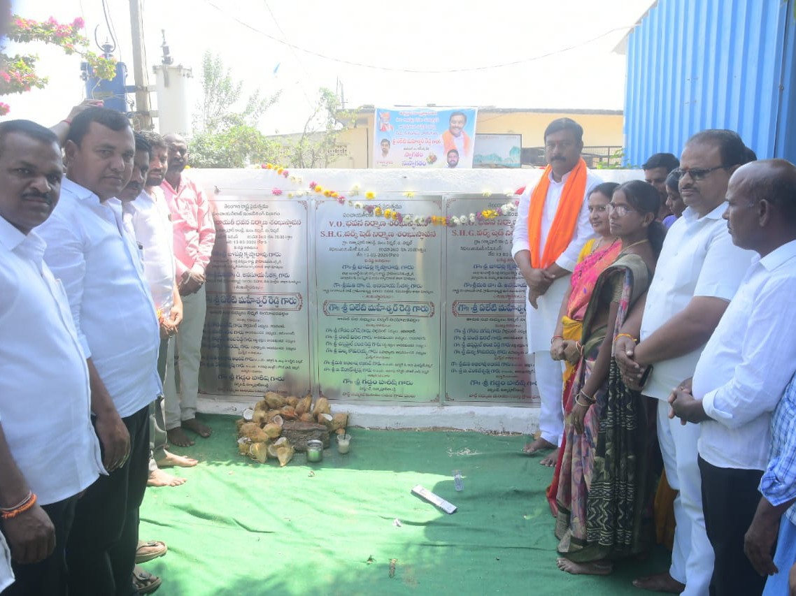 పలు అభివృద్ధి పనులకు శంకుస్థాపనలు చేసిన ఎమ్మెల్యే