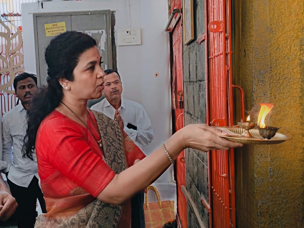 అంబా భవాని అమ్మవారిని దర్శించిన మాజీ ఎంపీ