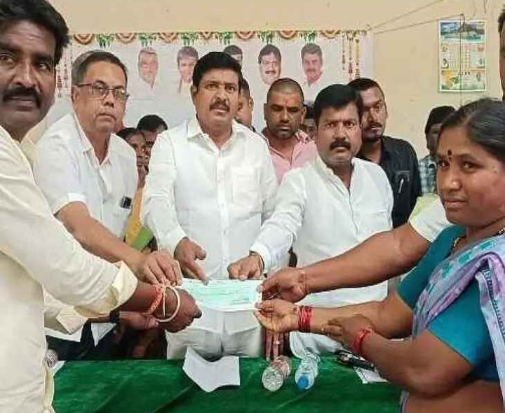 కళ్యాణ లక్ష్మి చెక్కుల పంపిణీ చేసిన ఎమ్మెల్యే
