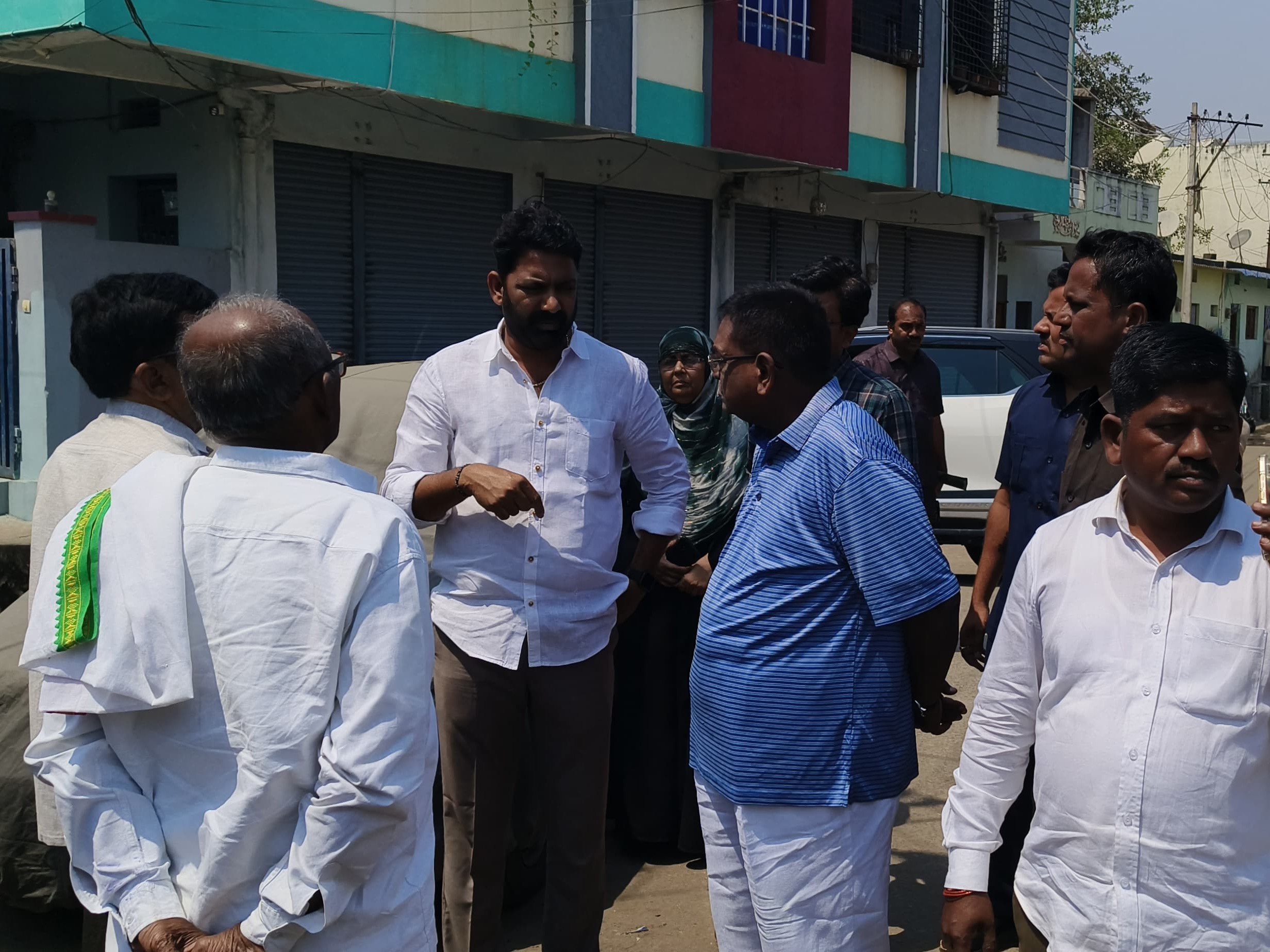 డ్రైనేజీ పారిశుద్ధ్య పనులను ప్రారంభించిన ఎమ్మెల్యే