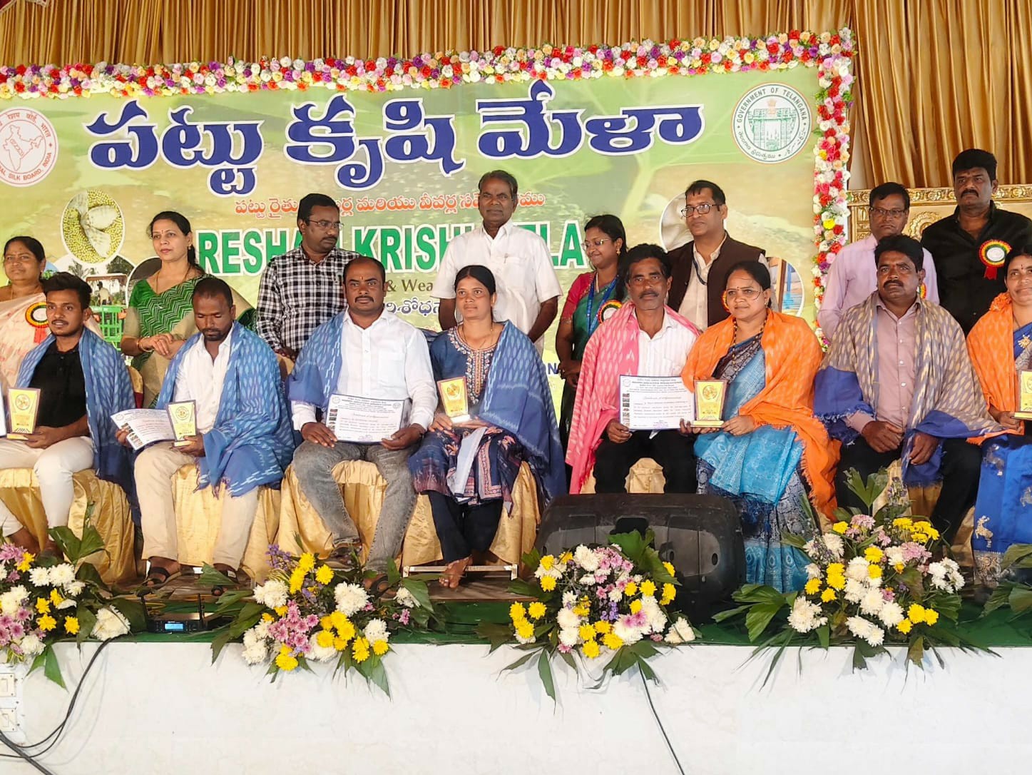 అవార్డులు అందుకున్న జిల్లా రైతులు