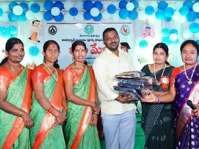 అంగన్వాడీ చిన్నారులకు దుస్తుల పంపిణీ