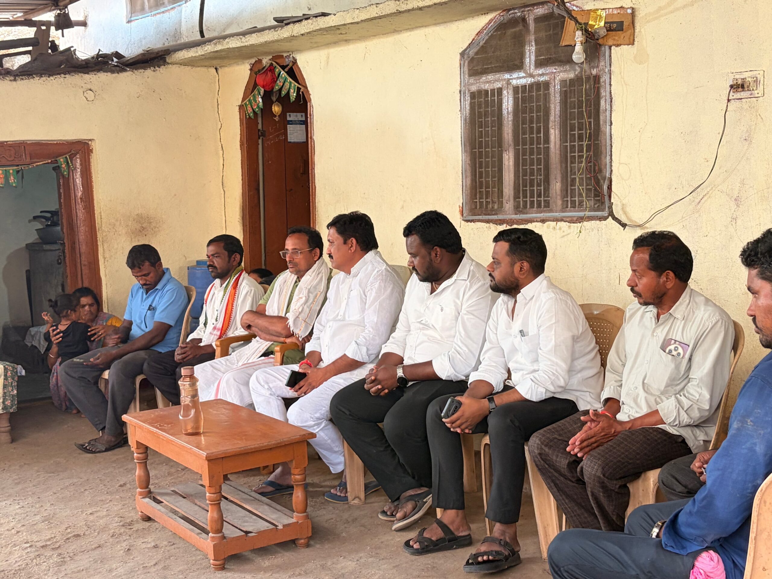 తహసీల్దార్ కుటుంబానికి పరామర్శ