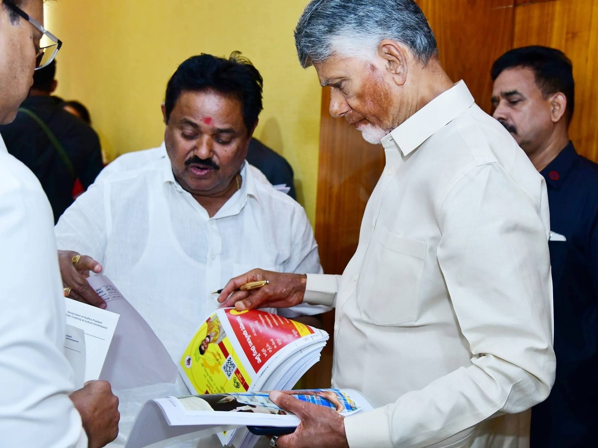 సీఎంను కలిసిన టీడీపీ ఇంఛార్జ్