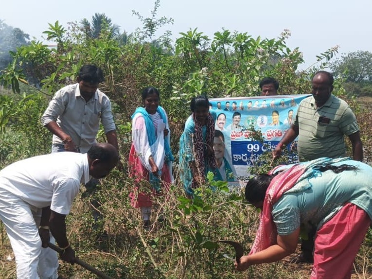 పారిశుద్ధ్య పనులు పర్యవేక్షించిన ఎంపీడీవో