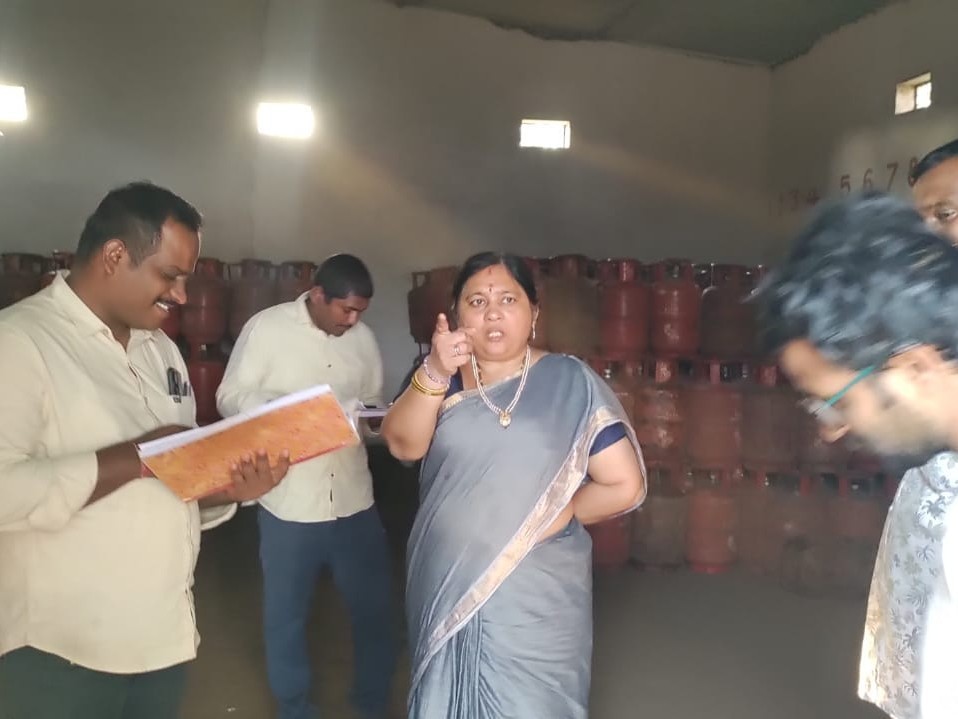 గ్యాస్ గోదాములు తనిఖీ చేసిన తహసీల్దార్