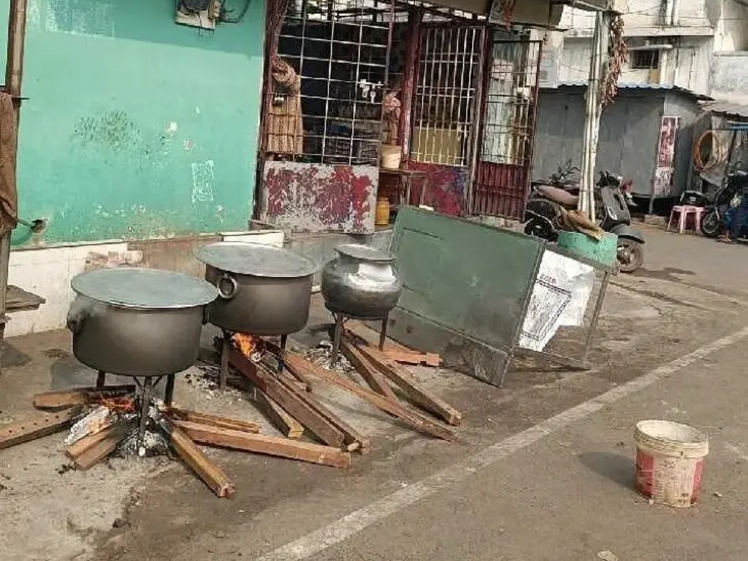 సిలిండర్లు లేకపోవడంతో వ్యాపారుల అవస్థలు