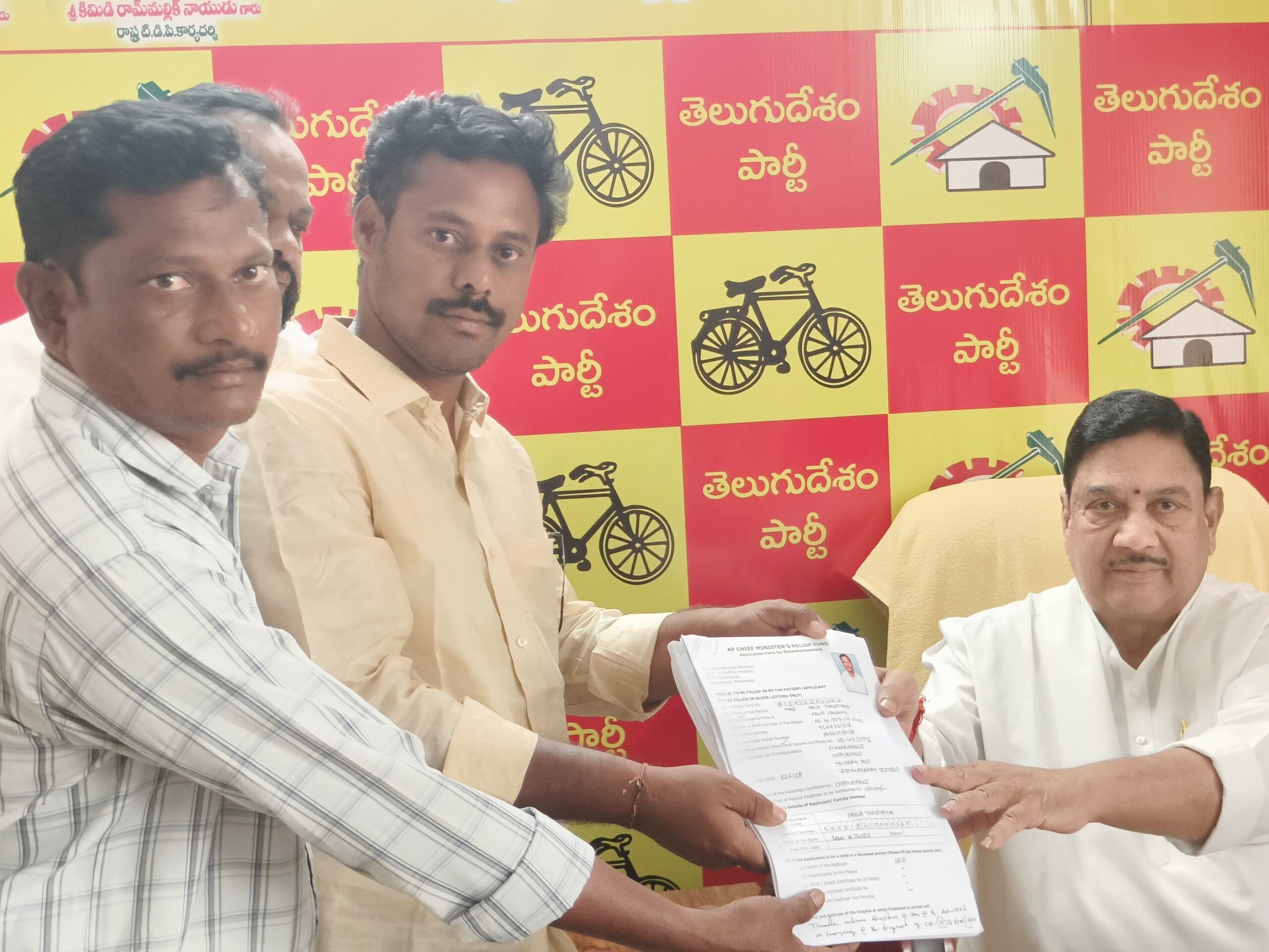 వినతలు  స్వీకరించిన ఎమ్మెల్యే