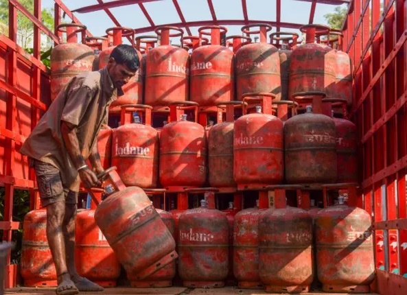 భారీగా గ్యాస్‌ సిలిండర్ల అక్రమ నిల్వలు