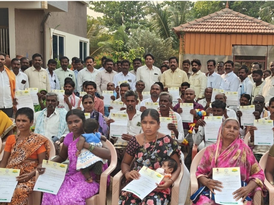 పేదలకు సీఎం సహాయ నిధి చెక్కుల పంపిణీ