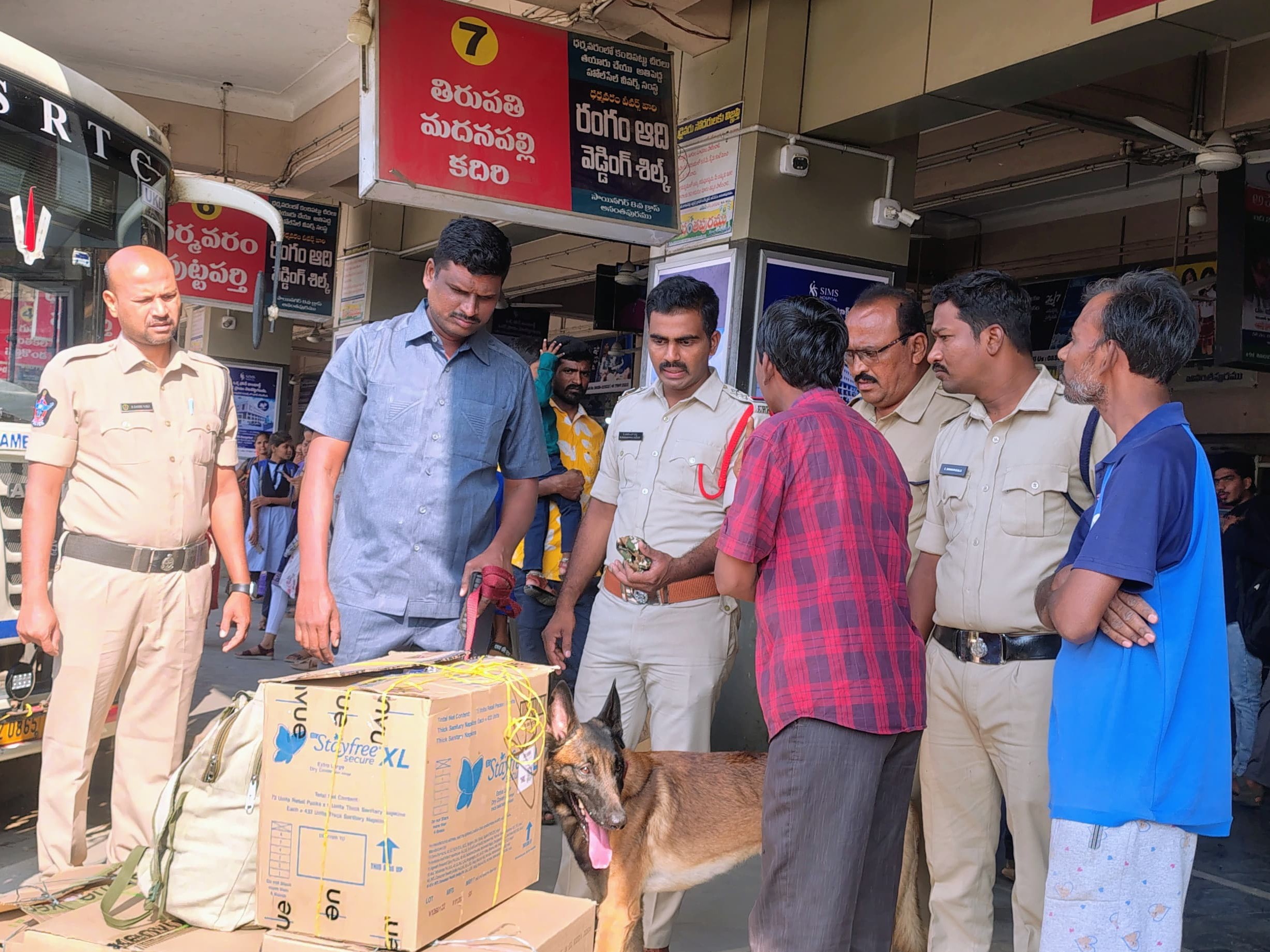 బస్టాండ్‌లో డాగ్ స్క్వాడ్ ముమ్మర తనిఖీలు
