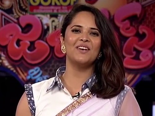 అనసూయపై అసభ్య పోస్టులు.. ఓ వ్యక్తి అరెస్ట్..!