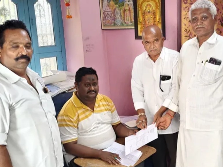 గ్రీవెన్స్‌లో ప్రజల వినతులు స్వీకరించిన ఎమ్మెల్యే