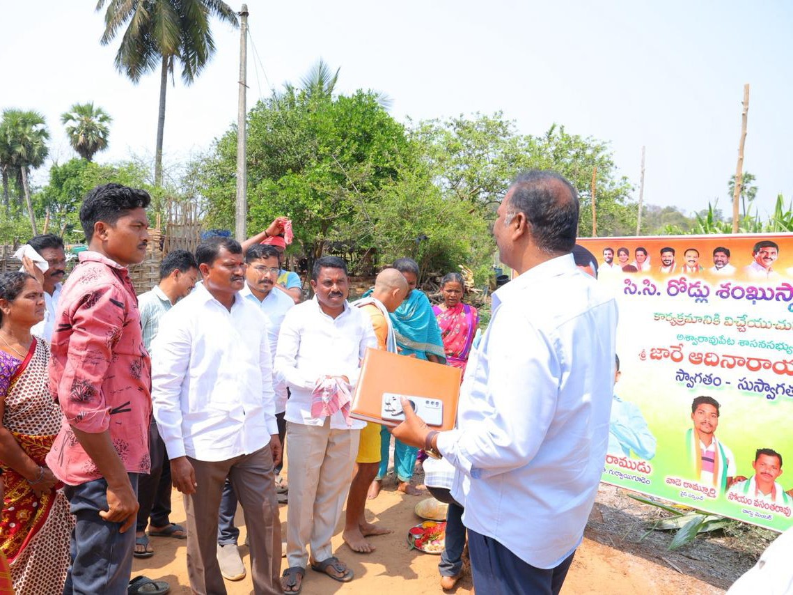 సీసీ రోడ్ల నిర్మాణాలకు శంకుస్థాపన చేసిన ఎమ్మెల్యే