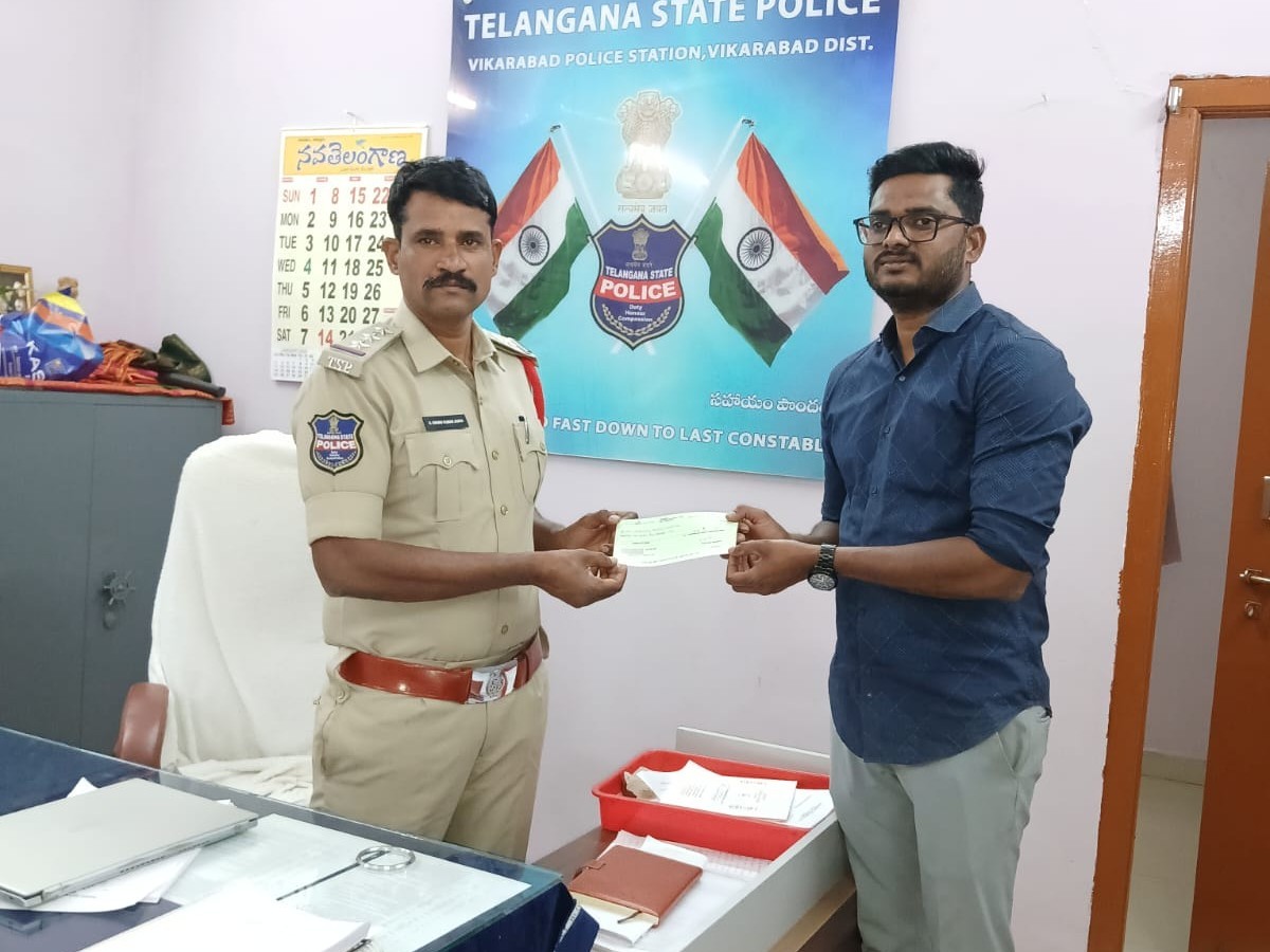 సీసీ కెమెరాల కోసం లక్ష విరాళం