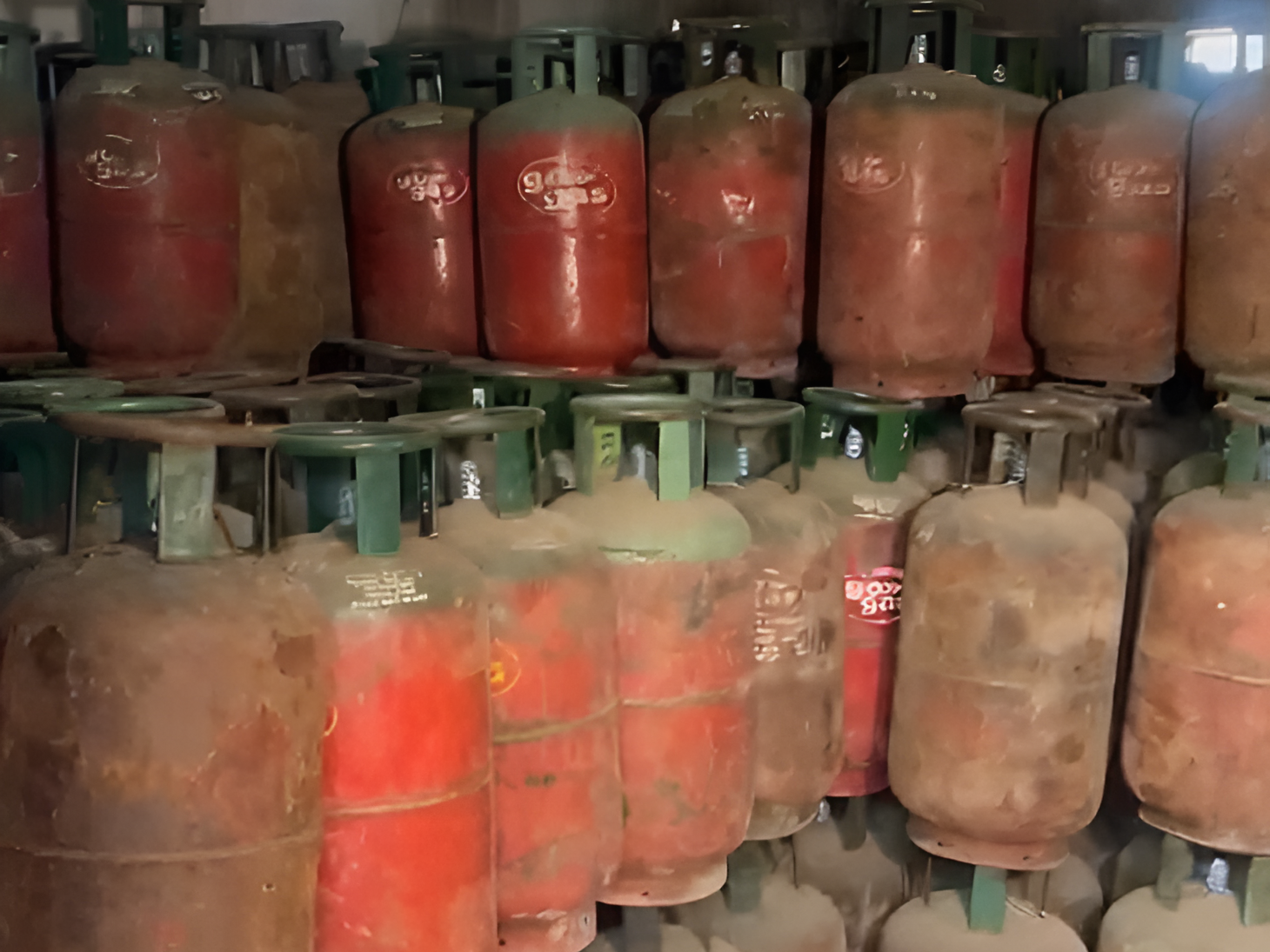 అనుమతి లేని గ్యాస్ గోడౌన్‌ బట్టబయలు