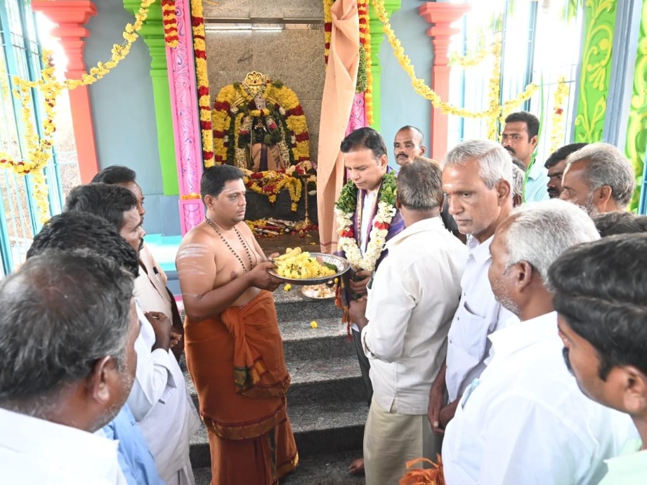 కుంభాభిషేకంలో పాల్గొన్న ఎమ్మెల్యే