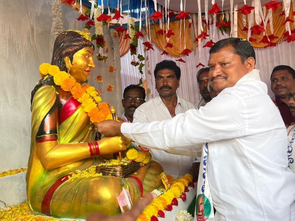 మొల్లమాంబ జయంతి సందర్భంగా విగ్రహ ఆవిష్కరణ