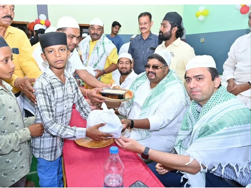 ఇఫ్తార్ విందులో పాల్గొన్న కలెక్టర్, ఎమ్మెల్యే