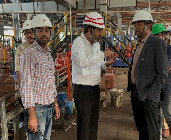 జిల్లాలో ఎక్కడ గ్యాస్ కొరత లేదు: జిల్లా కలెక్టర్