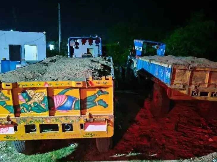 ఇసుక అక్రమ రవాణా చేస్తున్న రెండు ట్రాక్టర్ల సీజ్