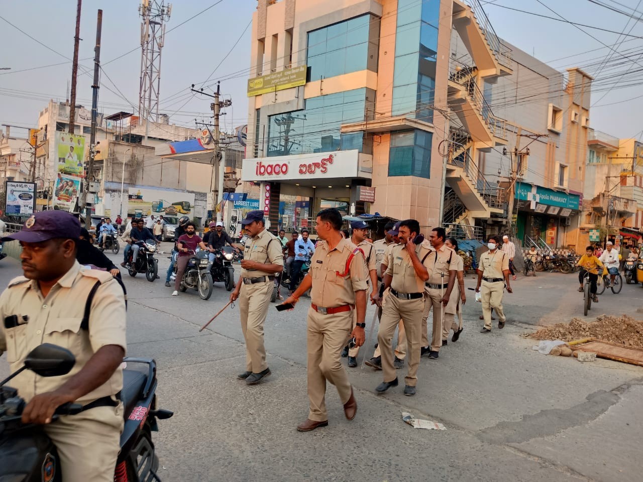 వాహనదారులకు రోడ్డు భద్రతపై అవగాహన